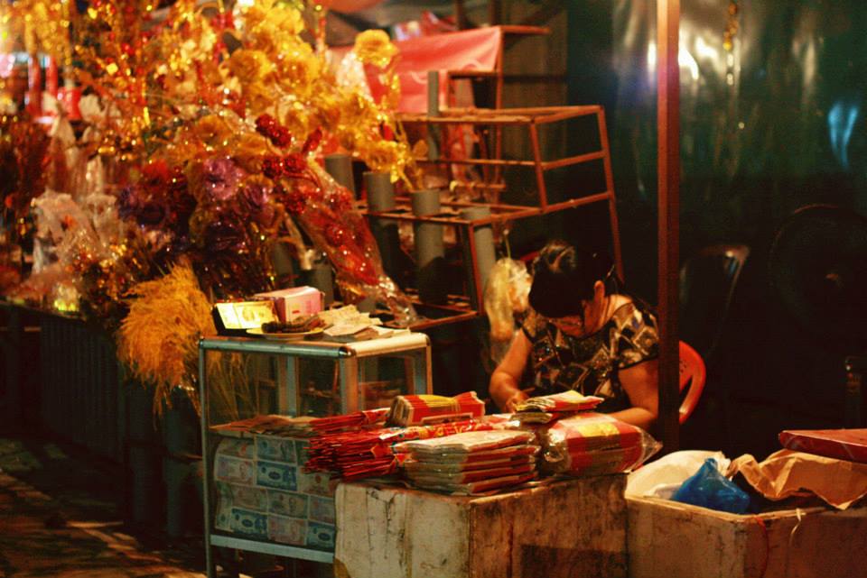 The corner of the road into Phu Tay Ho ( temples), this women in her shop