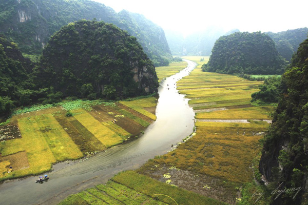 The gentle river embraces the valley in Tam Coc Bich Dong ( Ninh Binh)