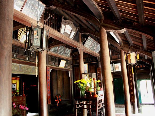 The main room is the family temple where they worship Buddha and their ancestors. The space inside is the living room.