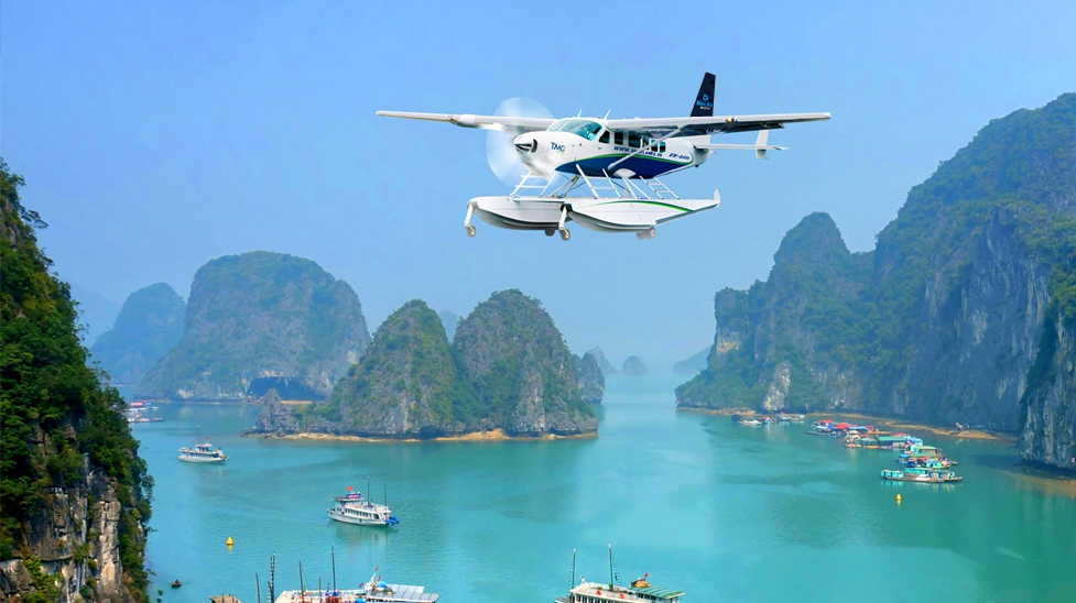 pesawat amfibi yang mengantar wisatawan keliling Ha Long Bay