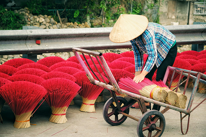 Quang Phu Cau Incense Making hanoi traditional villages