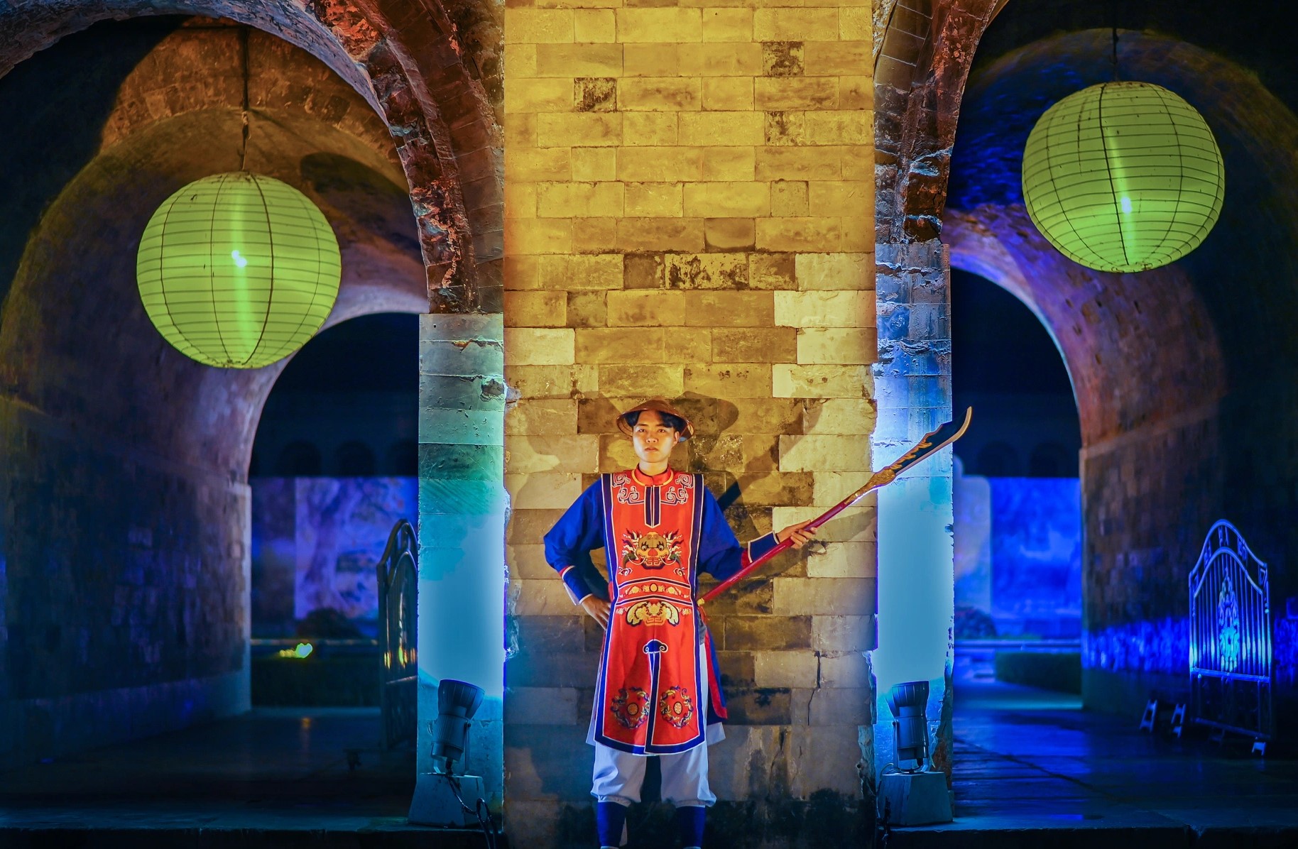 Night tour in Thang Long Imperial Citadel